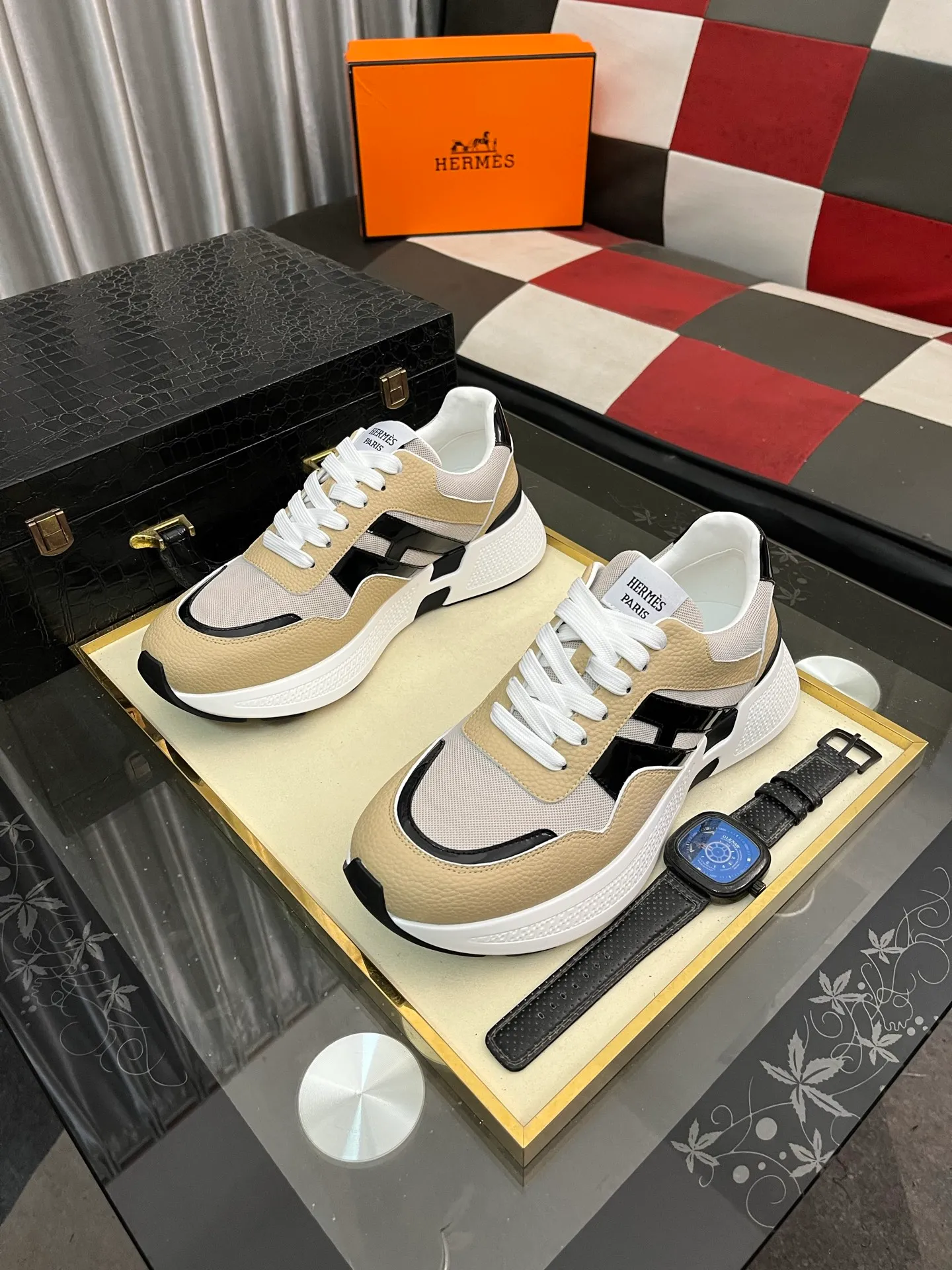 Men's shoes 💰540⌚️⌚️HERMES/Hermès Hugo thick-soled sneakers, casual men's shoes, these sneakers are made of imported first-layer cowhide leather and breathable mesh design. The contrasting color design creates a dynamic and modern shape. The front end of the toe is decorated with natural-color rubber inlays, which is novel and fashionable. The texture is incomparable, with cowhide lining and cowhide foot pads, the upper foot is comfortable and breathable, and the rubber sole is decorated with geometric patterns and iconic "H" details. A very personal one! Size: 38-44